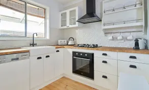 Beach Walk Cottage, Mornington, Pet Friendly (Newly renovated) - Image 3