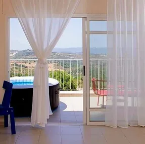 In front of the sea - a vacation home with a balcony and a panoramic view of the sea - Image 5