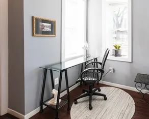 Central 1BR+den, historic rowhouse; Metro 1 block - Image 3