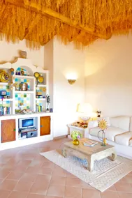 Charming villa with sea view - Image 4