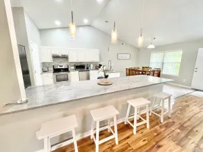 Comfort Vacation Home 2500+sqft Abundant Seating - Image 3