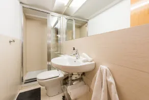 Luxury design apartment in the best location - Image 5