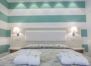 Beachfront apartment with pool - Image 4