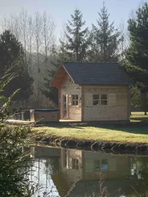 Chalet with private outdoor hot tub and pond - Image 4