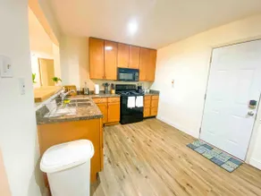 Basic 2BR Apt, 10 Mins to Downtown - Image 3