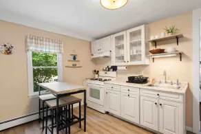 Lovely Downtown Oasis Near Hospitals, Colleges, and Beaches - Image 2