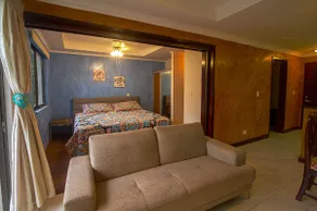 Avalon C Santa Ana: Best location. AC, King bed. - Image 2