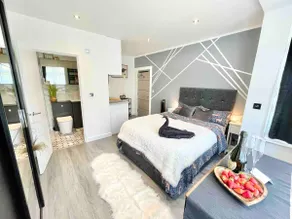 STUDiO Apartment, Sparkling Clean, Free Parking - Image 5
