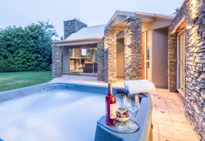 Riverview Retreat Holiday Home by MajorDomo - Image 4