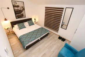 Super Central Renovated Blue Apartment - Image 4