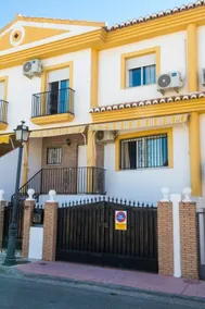 LOVELY HOUSE IN EXCELLENT LOCATION - Image 2