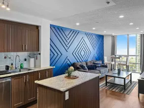 Spacious Luxury Condo w. Free Parking in Toronto! - Image 3