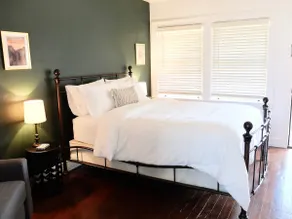 #9 walk to Downtown | Vintage 1938 hotel room - Image 2