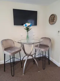 Clean, Comfy & Convenient. 1Bed Village Apt by MNR - Image 3