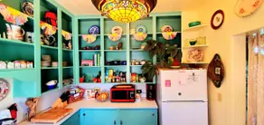 Charming Vintage Apartment with Bay Views Downtown - Image 4