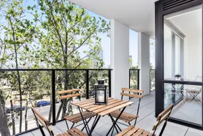 St Kilda Stunner - Rooftop Infinity Pool + Parking - Image 4