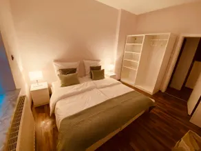 Lovely townhouse with good transport links - Image 2