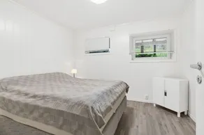 Lovely 1 bedroom downstairs condo with free parking place - Image 4