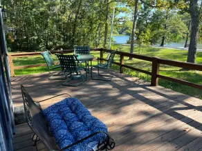 Lakeside Cabin in the Sam Houston National Forest - Image 5