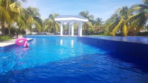”Oceanfront / Pool / Up to 9 guests” - Image 3