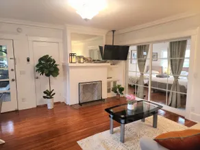 Prime location LUXE 2Bed/1Ba Apartment king bed! - Image 2