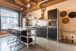 Stunning Gastown Loft! 1200 sq ft & King Bed - Image 2