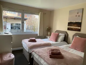 City Centre 2 bedroom apartment, secure parking. - Image 2