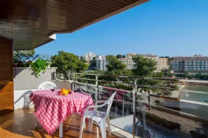 Beachside and Sunset Escape in Salou - Image 5