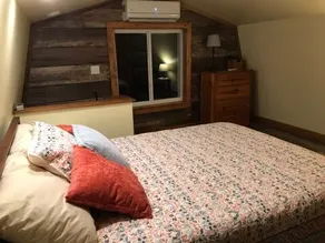 Creekside Cabin: Peaceful Setting Close to Town - Image 3