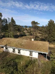 Cottage with private beach - Image 3