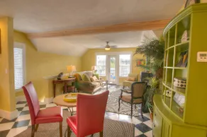 Cool Upstairs Apt Near Downtown - Image 3