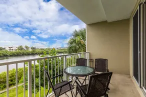 2 minute walk to beach! Amazing views! Sleeps 6! - Image 3