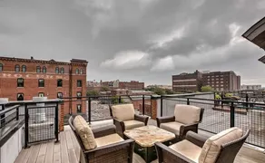 Luxury Downtown Townhouse with parking - Image 3