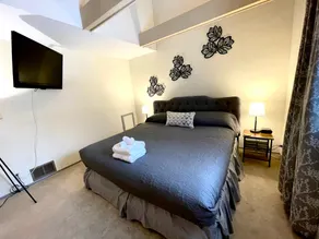 Spacious 4BR/2.5BA+Loft w Cable By Lux Life - Image 3
