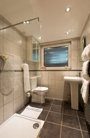 Byrne’s S/C grd fl flat £95 a night + Airbnb fees - Image 4