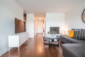 Elegant Top Floor Apartment with View and Parking - Image 5