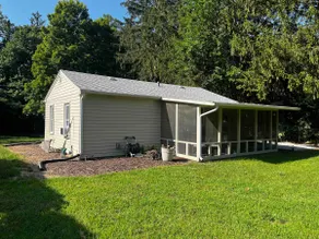Updated, bright, and peaceful cottage in Lakeside - Image 5