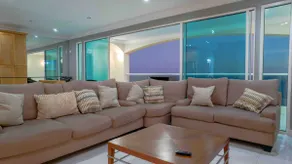Stylishly appointed ocean-front condo with breathtaking panoramic views - Image 3