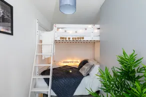Hollywood House - Sleeps 10 Guests - Image 4