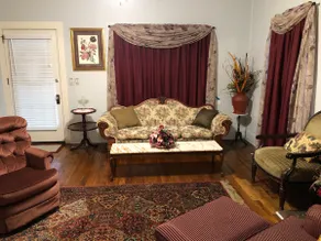 1800's Victorian Home ~SWAN House~ 5 miles off I65 - Image 2