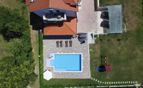 villa with pool on a large fenced plot - Image 4