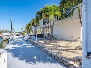 Tropical Getaway 3/3 with 100’ boat dock and pool - Image 4