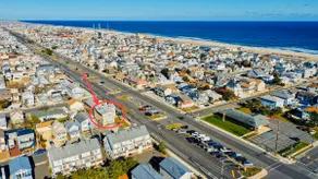 Spacious Skylit Seaside Stay - Walk to Bay & Beach - King Bed, Parking, Patio - Image 3
