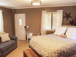 Cozy, creekside guest suite with private entrance - Image 3