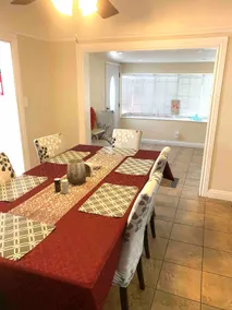 Cozy Spacious, free parking, near it all - Image 3