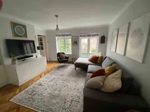 Spacious 2-Bedroom Flat Near Surbiton Station - Image 2