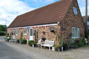 THE FORGE SLEEPING 6 ADJOINS FOX COVERT PUB YARM - Image 2