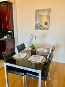 1 bedroom on top floor with high ceilings - Image 4