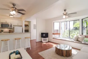Cozy Tropical Retreat - Image 2