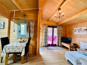 Leveret’s Rest Log Cabin & Private Hot Tub - Image 3
